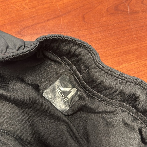 Alive active shorts L // 041828 - Picture 2 of 2